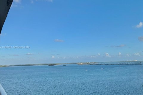 Condo in Miami, Florida, 1 bedroom  № 2255387 - photo 2