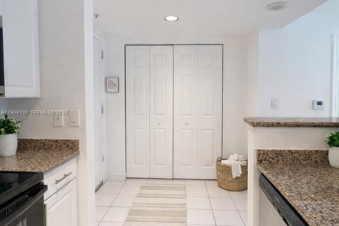 Condo in Miami, Florida, 1 bedroom  № 2255387 - photo 12