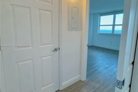 Condo in Miami, Florida, 1 bedroom  № 2255387 - photo 8