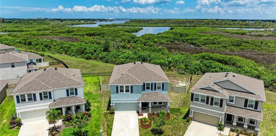 House in Bradenton, Florida 5 bedrooms, 305.56 sq.m. № 2228330