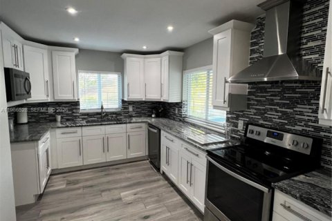 Дом в Корал-Спрингс, Флорида 3 спальни, 166.3м2 № 2050424