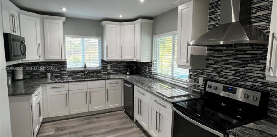 Дом в Корал-Спрингс, Флорида 3 спальни, 166.3м2 № 2050424