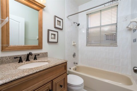 Снять в аренду виллу или дом в Мирамар, Флорида 3 спальни, 185.62м2, № 1991619 - фото 18