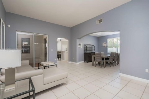 Снять в аренду виллу или дом в Мирамар, Флорида 3 спальни, 185.62м2, № 1991619 - фото 4