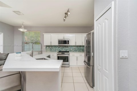 Снять в аренду виллу или дом в Мирамар, Флорида 3 спальни, 185.62м2, № 1991619 - фото 7