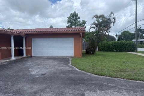 House in Wilton Manors, Florida 3 bedrooms, 148.46 sq.m. № 1886531 - photo 2