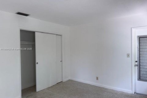 House in Wilton Manors, Florida 3 bedrooms, 148.46 sq.m. № 1886531 - photo 23