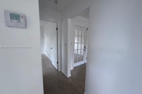 House in Wilton Manors, Florida 3 bedrooms, 148.46 sq.m. № 1886531 - photo 10