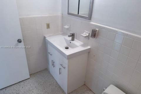 House in Wilton Manors, Florida 3 bedrooms, 148.46 sq.m. № 1886531 - photo 24