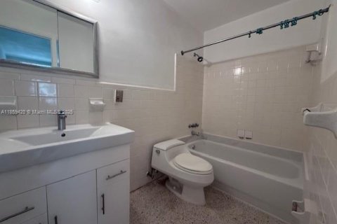 House in Wilton Manors, Florida 3 bedrooms, 148.46 sq.m. № 1886531 - photo 25