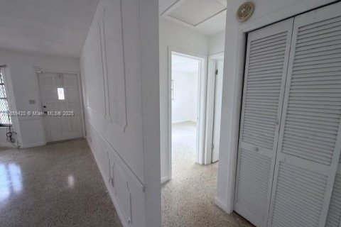 House in Wilton Manors, Florida 3 bedrooms, 148.46 sq.m. № 1886531 - photo 11