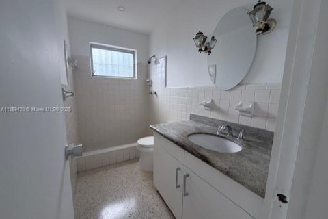 House in Wilton Manors, Florida 3 bedrooms, 148.46 sq.m. № 1886531 - photo 29