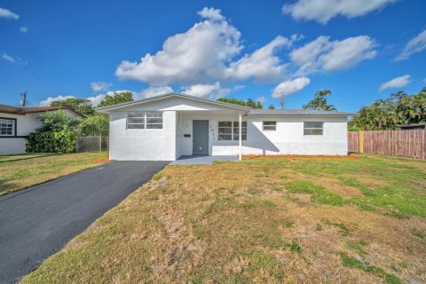 House in Lauderhill, Florida 5 bedrooms, 185.62 sq.m. № 2082160