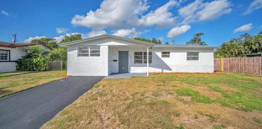 House in Lauderhill, Florida 5 bedrooms, 185.62 sq.m. № 2082160