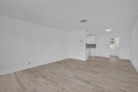 House in Lauderhill, Florida 5 bedrooms, 185.62 sq.m. № 2082160 - photo 18