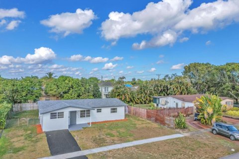 House in Lauderhill, Florida 5 bedrooms, 185.62 sq.m. № 2082160 - photo 8