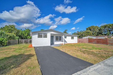 House in Lauderhill, Florida 5 bedrooms, 185.62 sq.m. № 2082160 - photo 3