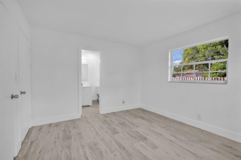 House in Lauderhill, Florida 5 bedrooms, 185.62 sq.m. № 2082160 - photo 25
