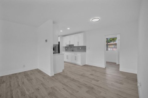 House in Lauderhill, Florida 5 bedrooms, 185.62 sq.m. № 2082160 - photo 12