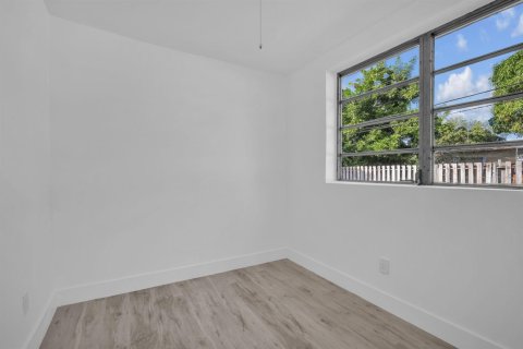 House in Lauderhill, Florida 5 bedrooms, 185.62 sq.m. № 2082160 - photo 26