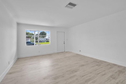 House in Lauderhill, Florida 5 bedrooms, 185.62 sq.m. № 2082160 - photo 19