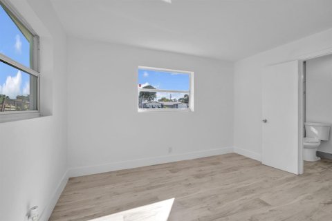 House in Lauderhill, Florida 5 bedrooms, 185.62 sq.m. № 2082160 - photo 20