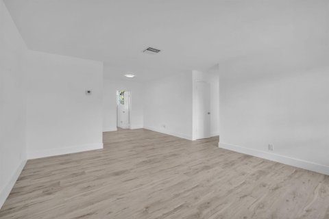 House in Lauderhill, Florida 5 bedrooms, 185.62 sq.m. № 2082160 - photo 17