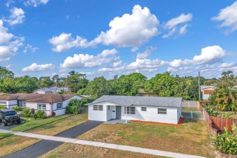 House in Lauderhill, Florida 5 bedrooms, 185.62 sq.m. № 2082160 - photo 6