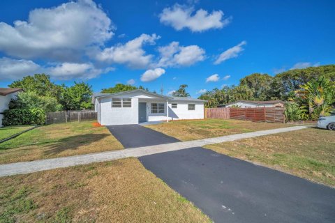 House in Lauderhill, Florida 5 bedrooms, 185.62 sq.m. № 2082160 - photo 2