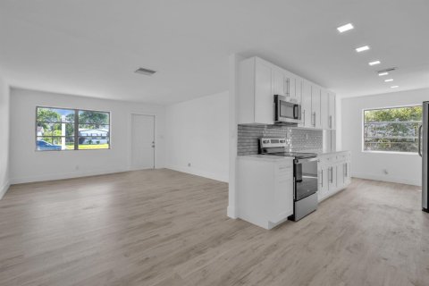House in Lauderhill, Florida 5 bedrooms, 185.62 sq.m. № 2082160 - photo 13