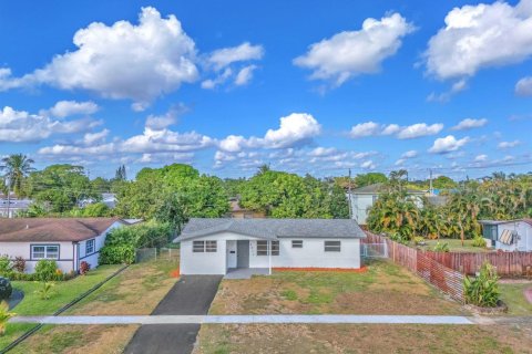 House in Lauderhill, Florida 5 bedrooms, 185.62 sq.m. № 2082160 - photo 7