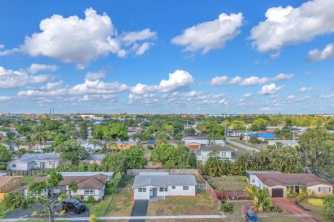 House in Lauderhill, Florida 5 bedrooms, 185.62 sq.m. № 2082160 - photo 11