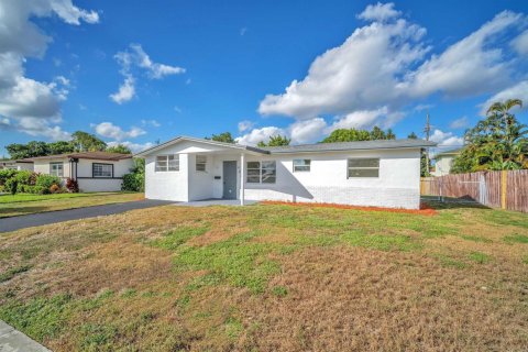House in Lauderhill, Florida 5 bedrooms, 185.62 sq.m. № 2082160 - photo 4
