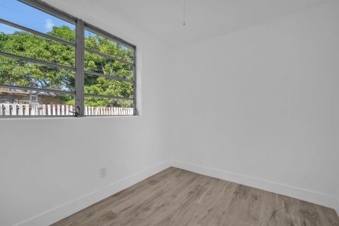 House in Lauderhill, Florida 5 bedrooms, 185.62 sq.m. № 2082160 - photo 27
