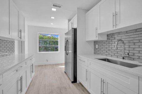 House in Lauderhill, Florida 5 bedrooms, 185.62 sq.m. № 2082160 - photo 15