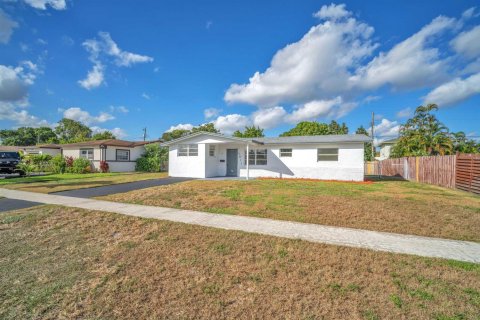 House in Lauderhill, Florida 5 bedrooms, 185.62 sq.m. № 2082160 - photo 5