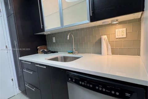 Condo in Coral Gables, Florida, 1 bedroom  № 1951565 - photo 10