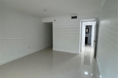 Condo in Coral Gables, Florida, 1 bedroom  № 1951565 - photo 7