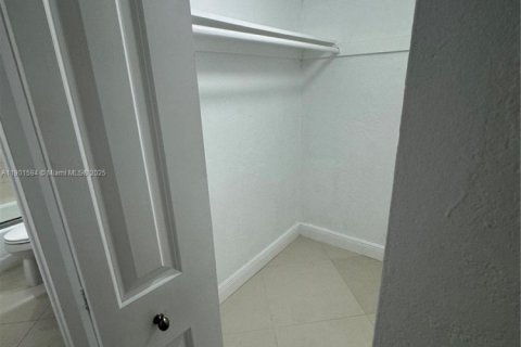 Condo in Coral Gables, Florida, 1 bedroom  № 1951565 - photo 5