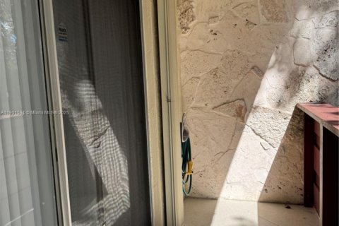 Condo in Coral Gables, Florida, 1 bedroom  № 1951565 - photo 8