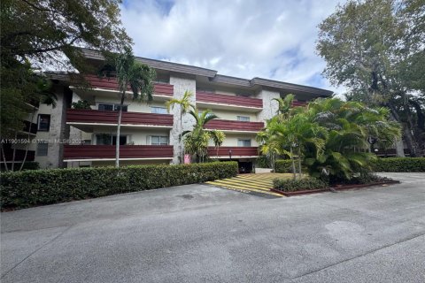 Condo in Coral Gables, Florida, 1 bedroom  № 1951565 - photo 1