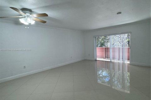 Condo in Coral Gables, Florida, 1 bedroom  № 1951565 - photo 2