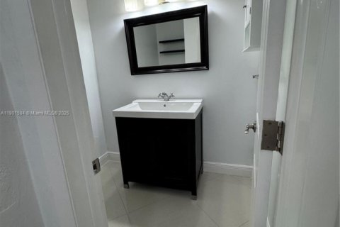 Condo in Coral Gables, Florida, 1 bedroom  № 1951565 - photo 4