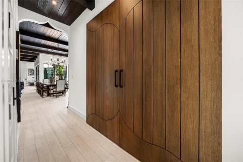 House in Miami, Florida 4 bedrooms, 332.5 sq.m. № 1955960 - photo 26