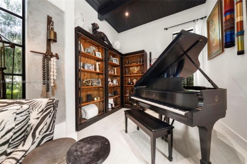 House in Miami, Florida 4 bedrooms, 332.5 sq.m. № 1955960 - photo 9