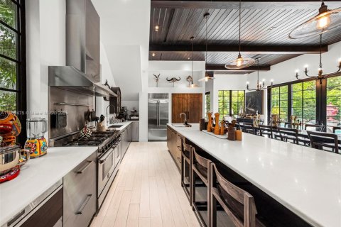 House in Miami, Florida 4 bedrooms, 332.5 sq.m. № 1955960 - photo 20