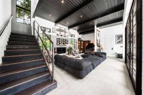 House in Miami, Florida 4 bedrooms, 332.5 sq.m. № 1955960 - photo 12