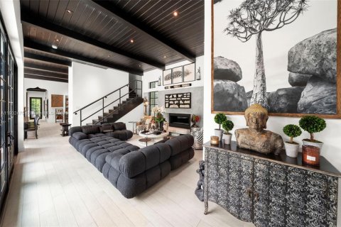 House in Miami, Florida 4 bedrooms, 332.5 sq.m. № 1955960 - photo 5