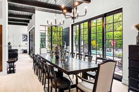 House in Miami, Florida 4 bedrooms, 332.5 sq.m. № 1955960 - photo 13