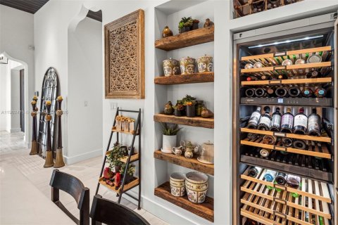 House in Miami, Florida 4 bedrooms, 332.5 sq.m. № 1955960 - photo 22